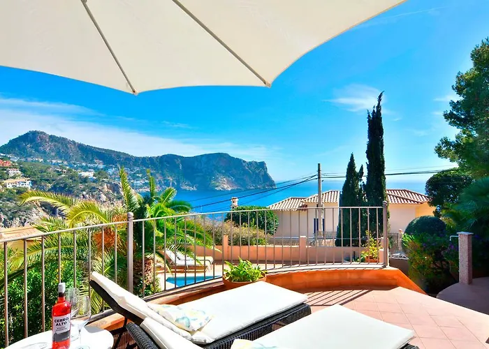Villa With Enchanting Sea Views And Pool For 7 Guests